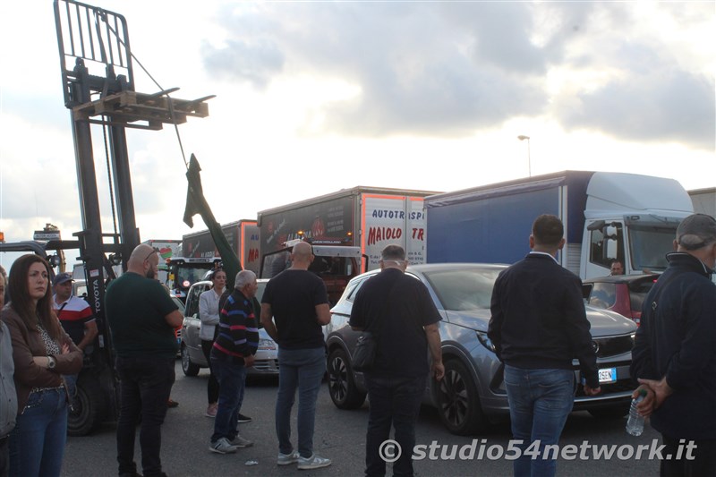 STATALE 106, la Calabria scende in strada: centinaia di lavoratori e cittadini uniti contro il carovita. La protesta della dignit� e del lavoro in diretta su Studio54network.